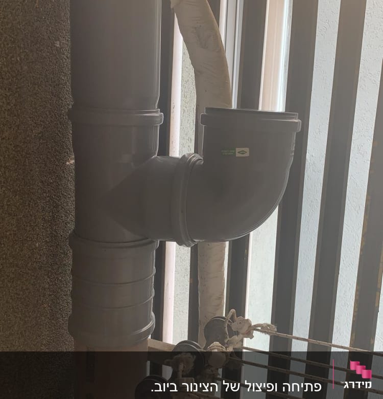 צינור פלסטיק עם חיבורי זווית